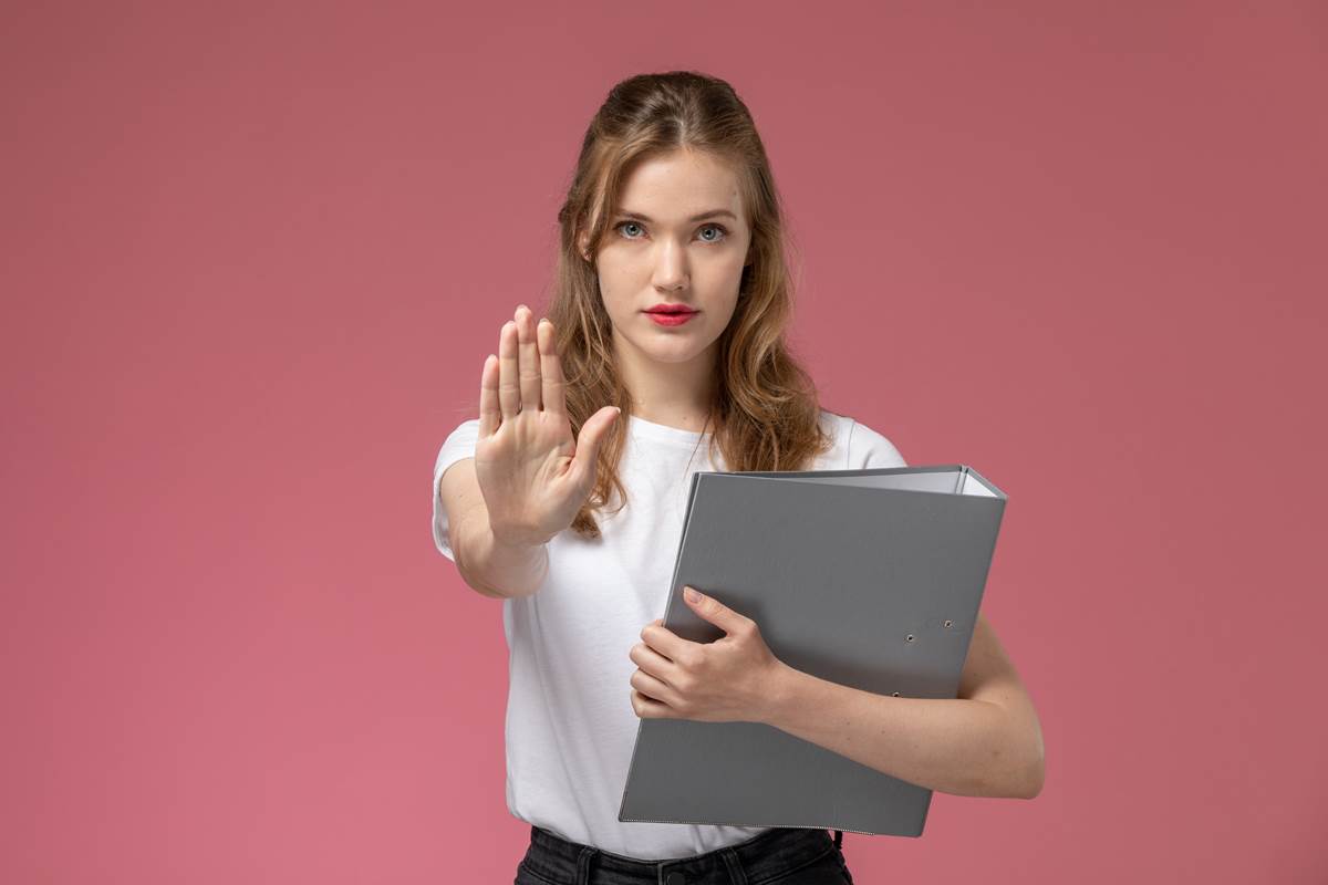 Можно ли не отвечать на звонки и письма коллекторов по закону