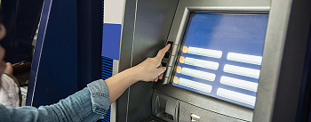 Надо ли оплачивать кредиты при отзыве лицензии у банка: куда обращаться